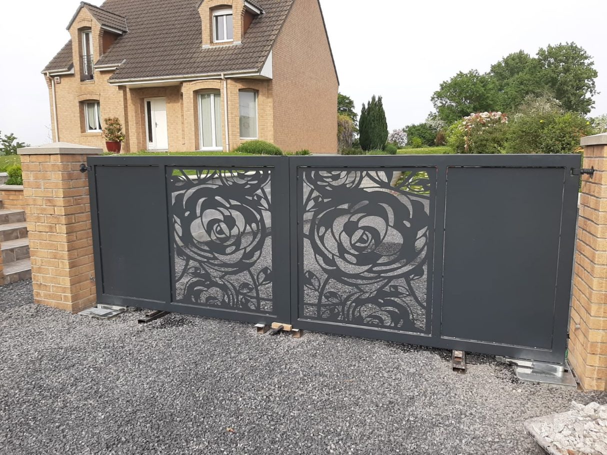 Portail double battant motorisé en acier avec découpe laser décorative